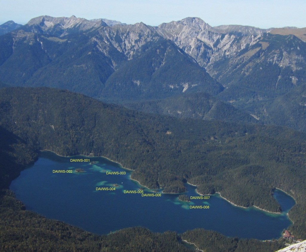 Der Eibsee, von der Riffelscharte aus gesehen, mit Inseln