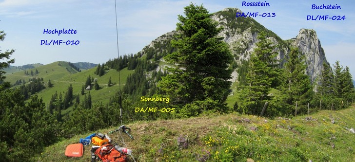 Hochplatte, Rossstein und Buchstein vom Sonnberg<br />Die Tegernseer Hütte liegt im Einschnitt zwischen Rossstein und Buchstein.