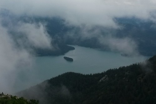 Geheimnisvoll unter Wolken: die Insel Sassau im Walchensee