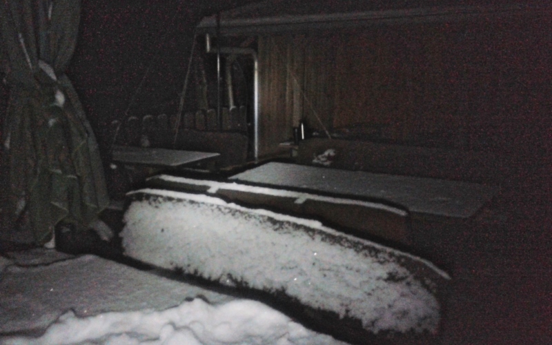 Das könnte ja alle mögliche sein! Aber man erkennt die drei Abspannseile und meine Thermoskanne auf dem Tisch. Die schwarze Unterbrechung im Schnee auf dem Dach ist der Mast.